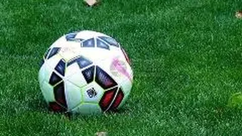 金秀贤再现《制作人》风采，与IU甜蜜同框